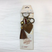 Load image into Gallery viewer, Keychain Heart Camel
