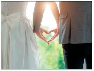 Card Wedding Bride & Groom Making Heart