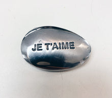 Load image into Gallery viewer, Pebble with Je t&#39;aime
